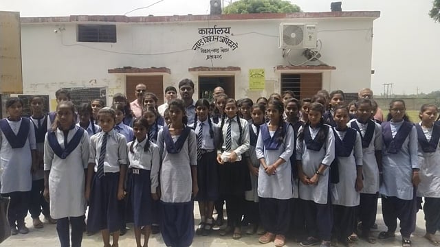 खंड विकास अधिकारी बिहार अश्विनी सोनकर को रमापति तिवारी बालिका इंटर कॉलेज की छात्राओं ने बांधी राखी,