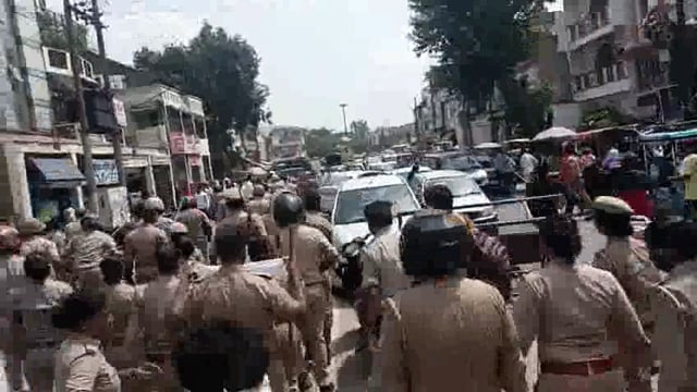 हापुड़ में पुलिस दारा वकीलों पर लाठी चार्ज वकील शांति पूर्ण तरीके से कर रहे थे प्रदर्शन कई वकील घायल 