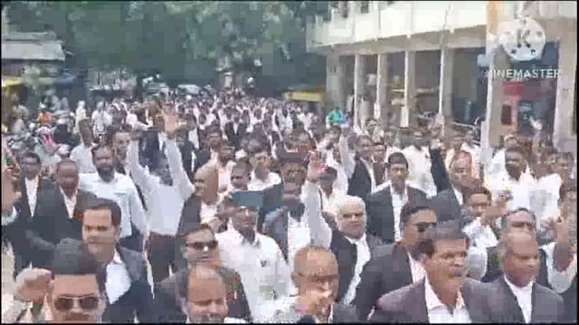 आजमगढ़ हापुड़ में पुलिस द्वारा अधिवक्ताओ पर लाठीचार्ज को लेकर दिवानी के अधिवक्ताओ ने डीएम एसपी कार्यालय व सड़क पर किया प्रर्दशन