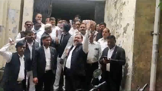 जू. बार एसो. के अधिवक्ताओ ने हापुड़ जिले में वकीलो पर लाठी चार्ज का किया विरोध, सीएम सम्बोधित ६ सूत्रीय ज्ञापन सौंपा