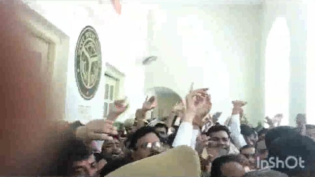 मथुरा जिलाधिकारी कार्यालय पर अधिवक्ताओं का पुलिस प्रशासन की मौजूदगी में उग्र प्रदर्शन