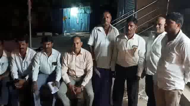 करगणी शेटफळे रस्त्यासाठी रस्ता रोको आंदोलनाच्या तयारीसाठी शेटफळे मध्ये बैठक