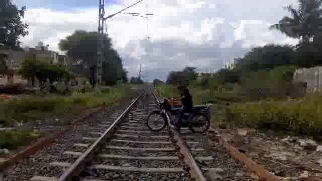 हनुमान नगर येथील रेल्वे रुळावर ब्रिज उभा करण्याची स्थानिक नागरिकांची मागणी