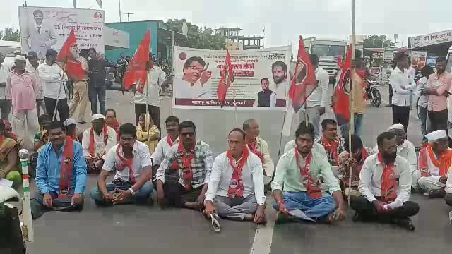 रस्त्यांच्या दुरुस्तीसाठी मनसेचं करगणी येथे रस्ता रोको आंदोलन