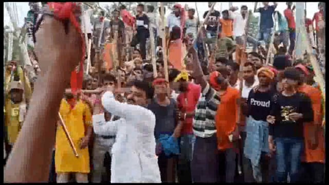 तुरकौलिया गांधी घाट पर लगा महावीरी झंडा का मेला,भाजपा नेता ने लाठी भांज दिखाया अपना करतब।