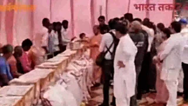 फर्रुखाबाद में माननीय श्री मुख्यमंत्री योगी आदित्यनाथ मैं बाढ़ पीड़ितों को राहत सामग्री बाटी