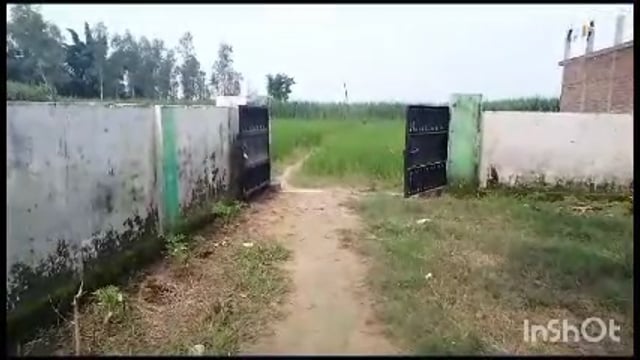 इटियाथोक शिक्षा क्षेत्र का एक ऐसा विद्यालय जहां पर आने-जाने के लिए नहीं है कोई रास्ता मेड़ के सहारे आते जाते हैं बच्चे