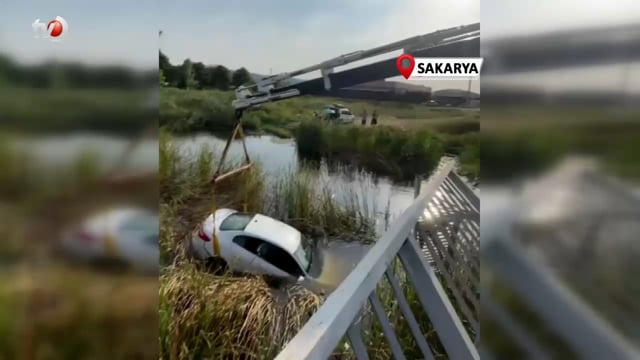 Kontrolden Çıkan Otomobil Köprüden Göle Düştü
