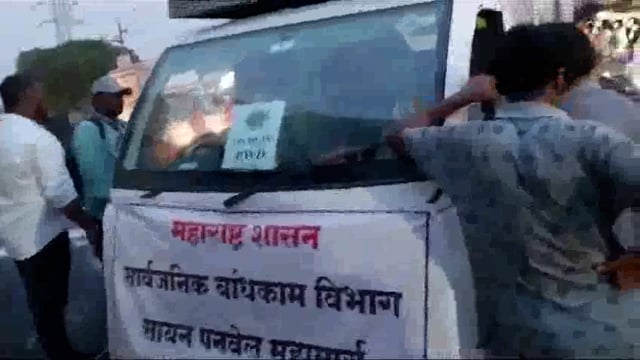  मानखुर्द मुंबई के समाजिक कार्यकर्ता राजा भाऊ ने करवाई रोड मरमत का काम 