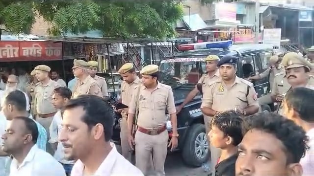 बाघराय थाना क्षेत्र के बिहार बाजार में चेहल्लुम पर्व पर थानाध्यक्ष त्रिलोकी नाथ पांडे की अगुवाई में शांतिपूर्ण हुआ संपन्