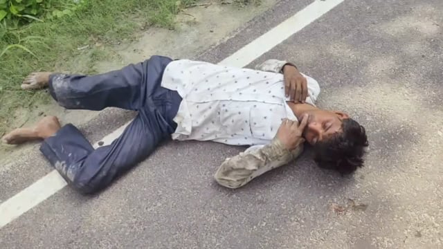 सुगौली के सरहरी बायपास सड़क पर बेहोस मिला युवक।