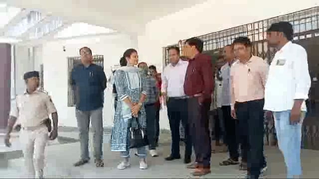 अमरपुर प्रखंड मुख्यालय में अपर समाहर्ता ने बीएलओ तथा अधिकारियों के साथ की बैठक लापरवाही बरतने बालों पर होगी कार्यवाही 