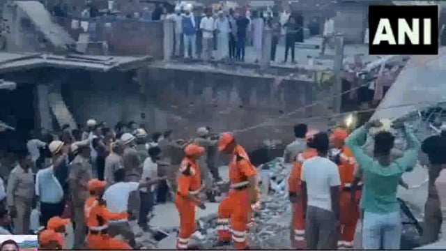 Barabanki Jile Mein 3 Manjil imarat Girne se 12 Logon ki Dabe hone ki sankhya Char Logon Ko surakshit nikala Gaya do Log