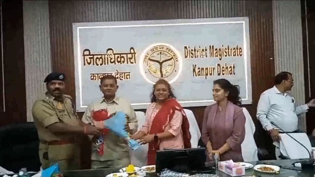 जिला अधिकारी के स्थानांतरण पर दी गई भावुक विदाई इस कार्यक्रम के अंतर्गत सभी अधिकारी कर्मचारी गण मौजूद रहे