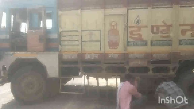 मथुरा रिफायनरी एलपीजी प्लांट गैस सिलेंडर की गाड़ी नंदगांव बरसाना लगी थी 2 सितंबर रास्ता भूलने के कारण गाड़ी फंसी 