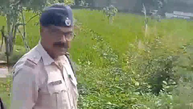 सुगौली -मोतिहारी रेलमार्ग में बंगरा गुमटी से सटे रेल लाइन के किनारे पुलिस ने एक अधेड़ का शव किया बरामद।