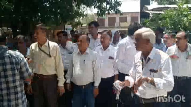 हापुड़ में वकीलों पर हुए लाठी चार्ज के विरोध में महावन तहसील के अधिवक्ताओं ने राज्यपाल के नाम ज्ञापन एसडीएम को सोपा