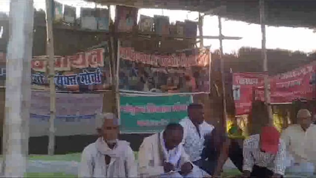 खिरिया बाग में जमीन मकान बचाओ संयुक्त मोर्चा के तत्वाधान में ग्रामीणों का अनिश्चितकालीन धरना जारी