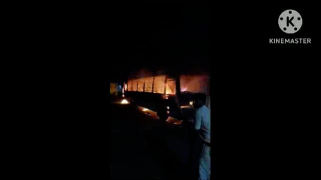 बांका में धूं-धूं कर जली बस, फायर ब्रिगेड की गाड़ी आने पर बुझी आग