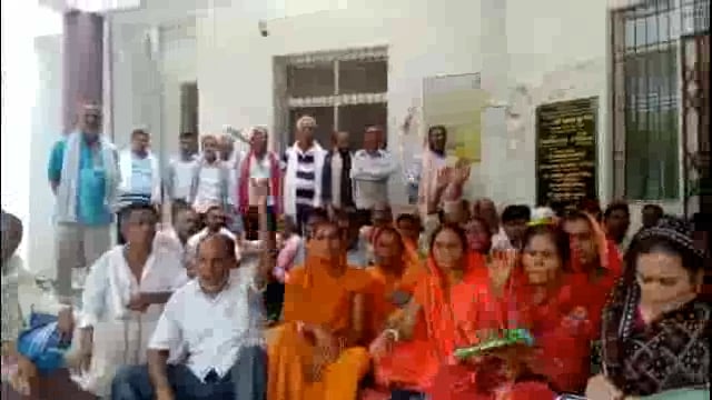 अपने 11 सूत्री मांगों को लेकर सरपंच संघ ने अमरपुर प्रखंड मुख्यालय में दिया धरना सरकार के खिलाफ की नारेबाजी 