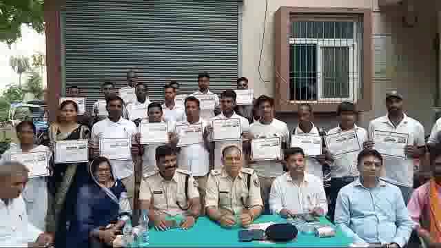 श्रावणी मेले में उत्कृष्ट कार्य करने वाले ग्राम रक्षा दल के जवानों को  थाना अध्यक्ष ने प्रशस्ति पत्र देकर किया सम्मानित 