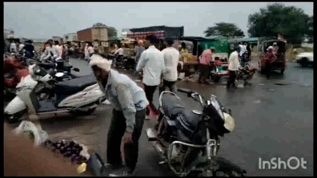 मथुरा थाना रिफाइनरी सर्विस रोड बरारी धकेल वालों का लगा रहता है जमा बड़ा
