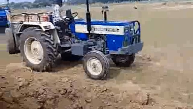 जबरन मिट्टी खुदाई से नाराज परिवार की महिलाएं बैठी जेसीबी के आगे, ईंट भट्ठा संचालक पर जबरन जमीन से मिट्टी खोदने का आरोप
थाना लीलापुर