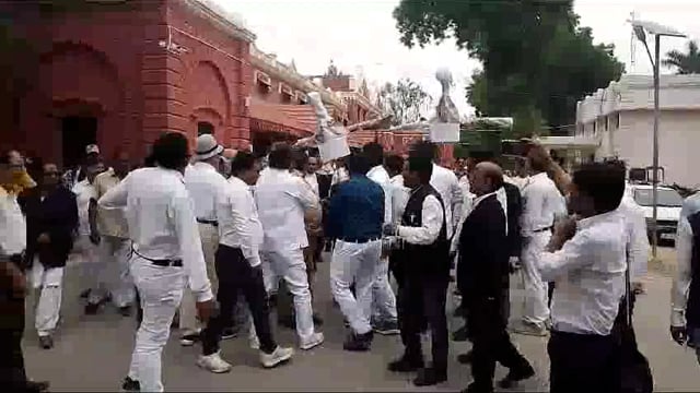 प्रदेश व्यापी  हड़ताल के दूसरे दिन कलेक्ट्रेट अधिवक्ताओं ने पुलिस प्रशासन का फूंका पुतला 