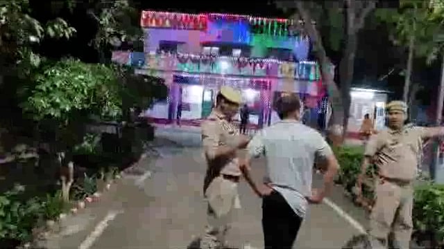 महेशगंज थाना परिसर में हुई भव्य सजावट कृष्ण जन्म उत्सव पर क्षेत्र के लोगों ने थाना प्रभारी प्रमोद सिंह की हो रही सराहना,