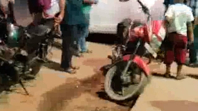 रिश्वतखोर डाककर्मी निशांत पांडेय को टांग ले गयी सीबीआई, रंगेहाथ सीबीआई ने भृष्टाचारी को दबोचा
डाक अभिकर्ता की शिकायत पर पहुंची सीबीआई
लालगंज