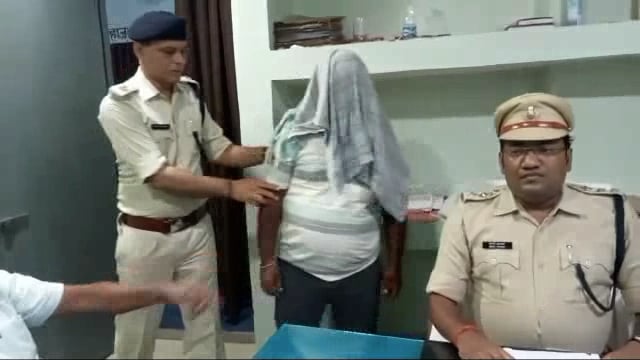  दो माह पूर्व केंदुआर पेट्रोल पंप के समीप लूटी गई ट्रक  पुलिस ने पूर्णिया से किया बरामद एक आरोपित को भी किया गिरफ्तार 