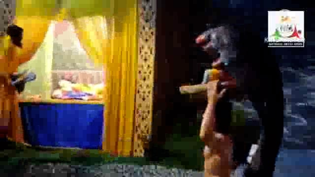 वसुदेव जी श्री कृष्ण को आधी रात में कंस से बचाने के लिए कारागार से चलकर यमुना पार कर गोकुल पहुंचाते हुए।(कृष्णलीला)