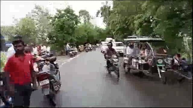 महगामा मोड पर पेड़ से टकराकर बाइक सवार तीन युवक हुआ गंभीर रूप से जख्मी स्थानीय सांसद ने इलाज हेतु भेजा अस्पताल