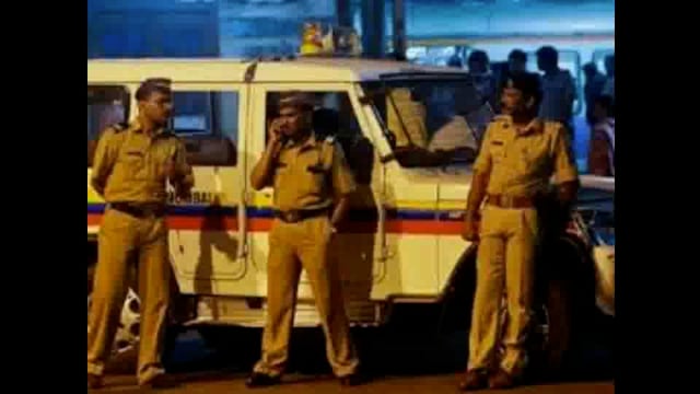 रस्त्याच्या कडेला टेलर गाडीच्या टायरांची चोरी