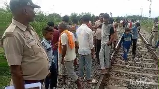 गोंडा बलरामपुर वाया गोरखपुर रेलवे ट्रैक पर अर्जुनपुर के पास एक युवक की ट्रेन से कट कर हुई दर्दनाक मौत