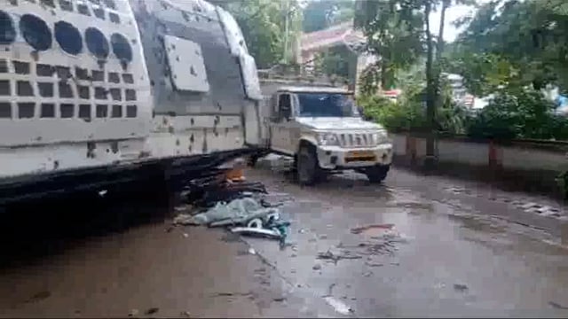 नवाबगंज थाने के सामने खड़ी बस में अनियंत्रित ट्रक ने मारी टक्कर