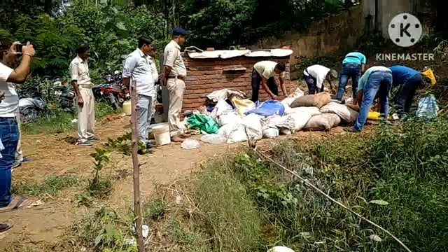 सिरदला थाना परिसर में देसी व विदेशी शराब का किया गया वीनिस्ट्री करण