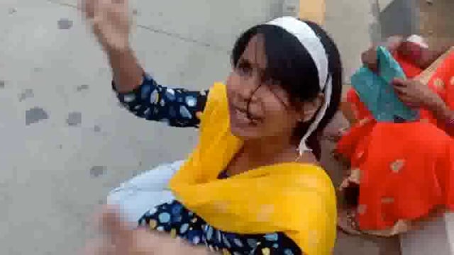 सुसंगत धाराओं में मुकदमा दर्ज नही होने से क्षुब्ध माता व पुत्री देल्हुपुर थाने के सामने बैठी धरने पर, पुलिस करती रही मान मनव्वल