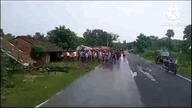 फुल्लीडुमर प्रखंड में गिट्टी लदा ट्रक असंतुलित होकर सड़क किनारे पलटा, बाल बाल बच्चे चालक