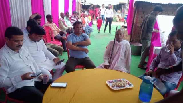 नगवा में विनोद सैनी के माँ के शांतिभोज में  पहुँचे सांसद प्रतिनिधि राजेश सिंह ने दी श्रद्धांजलि, परिजनों से की मुलाकात 