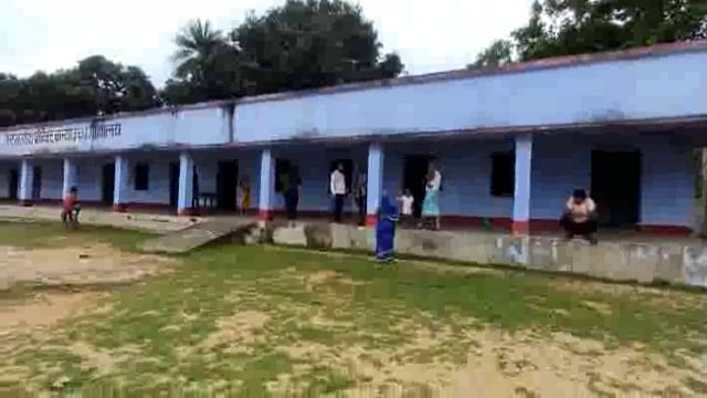 प्रोजेक्ट कन्या उच्च विद्यालय भैरोगंज के कमरे में लगी आग टेबल जलकर हुई राख