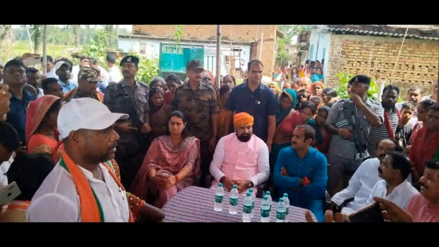 *जमुआ गांव पहुंचकर बीजेपी प्रदेश अध्यक्ष सम्राट चौधरी ने मृतक के परिजनों को दिया संतान,वर्तमान सरकार की व्यवस्था पर कसा शिकंजा*