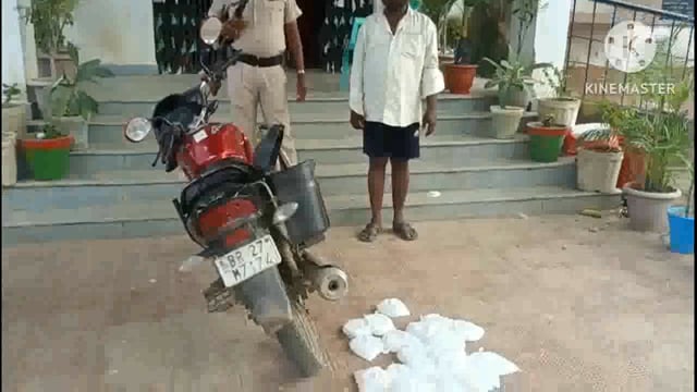 बाइक सवार एक शराब कारोबारी गिरफ्तार 9.5 लीटर शराब जप्त