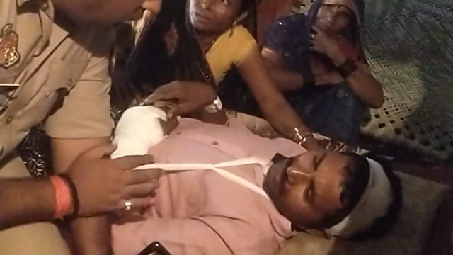 बाघराय थाना क्षेत्र के बरबसपुर गोगौरी गांव में मारपीट के बाद इलाज के दौरान हुई मौत के चौथे दिन शव दफनाने को मानने परिजन,