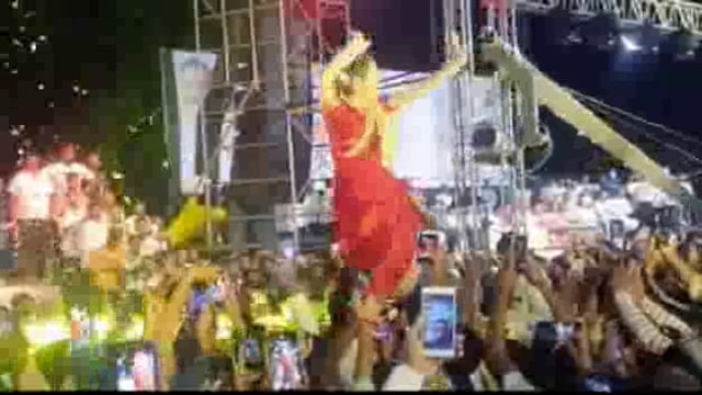 लावणी फेम गौतमी पाटील पलूस मध्ये डान्स करताना पडल्या