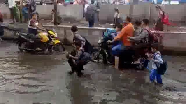 गंदगी व जलभराव के मध्य से गुजरने को मजबूर नौनिहाल: राया के स्टेशन रोड पर स्थित हैं आधा दर्जन विध्यालय 