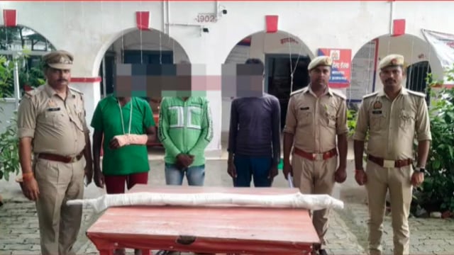 बाघराय थाना क्षेत्र के गोगौरी में हुई मौत के बाद उपनिरीक्षक शत्रुघ्न वर्मा ने अपनी फोर्स के साथ 3 अभियुक्त को भेजा जेल,