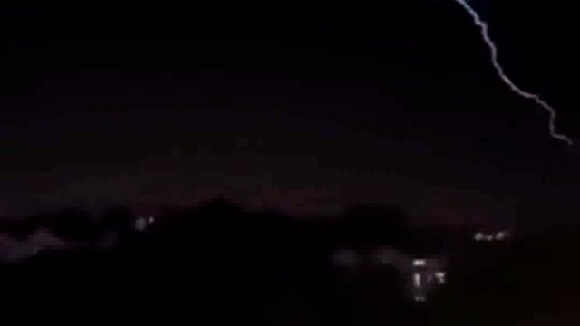 वज्रपात का अद्भुत नज़ारा कैमरे में कैद, 
मानो प्रकृति आसमान में कुछ लिखकर मानव को सचेत कर रही हो!