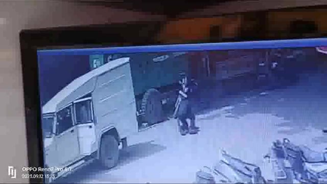 मिर्जापुर में कैश डिलीवरी वैन से लूट की वारदात सीसीटीवी वीडियो आया सामने गोलियों की तड़ तड़ाहट से गुंजा इलाका।