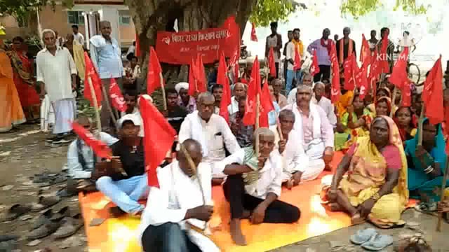 सिरदला प्रखंड कार्यालय परिसर में किसानों ने क्षेत्र को सुखाड़ घोषित करने को लेकर किया धरना प्रदर्शन